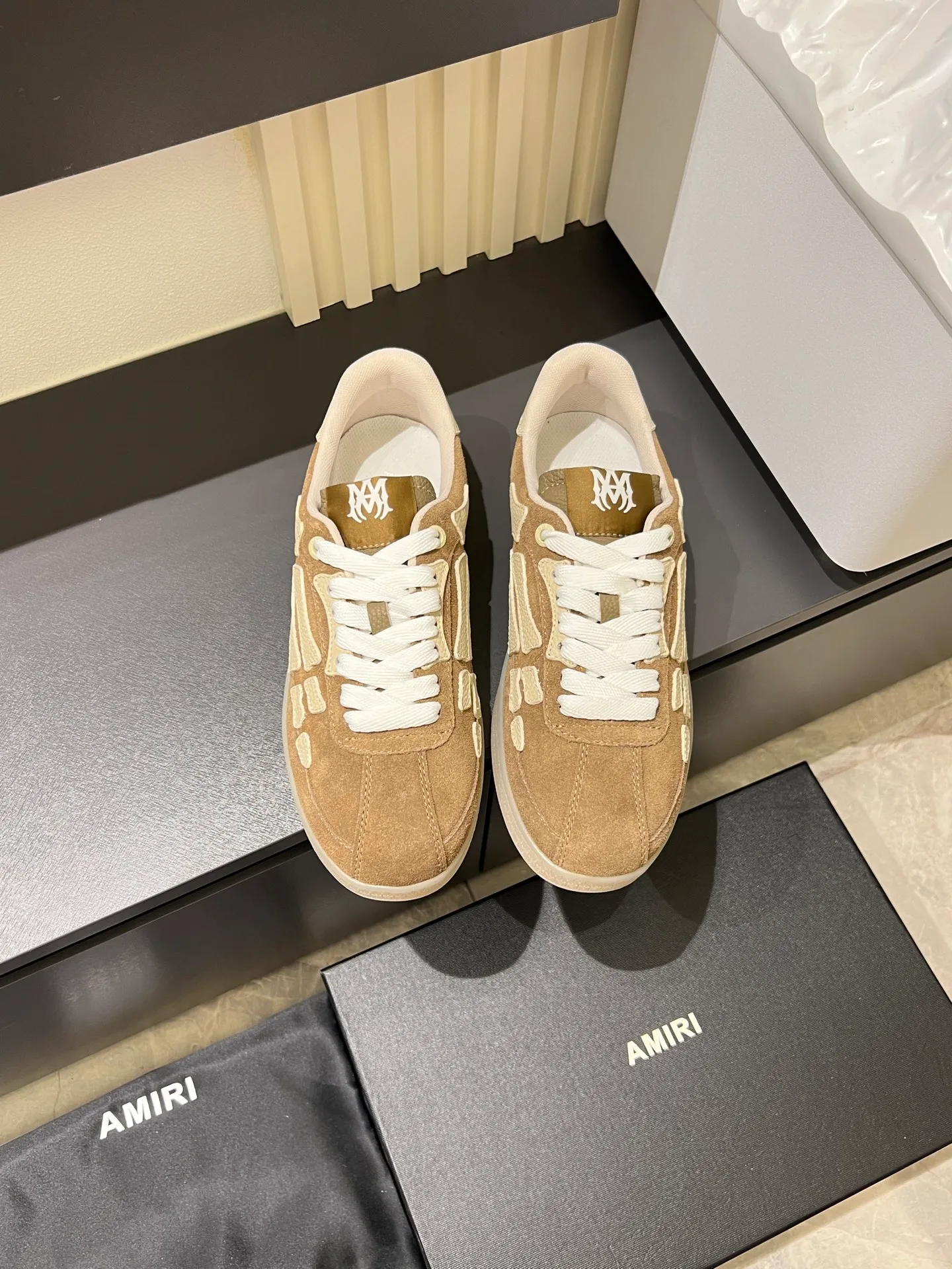 Men's shoes 💰p560 "AMIR*" new men's low-top casual sports sneakers bone shoes, another pair of irresistible bone shoes. Bone shoes are one of AMIRI's most popular items. Made of first-layer cowhide upper. The side bones are made of two cowhide laminations. It has a three-dimensional effect. The leather incisions are all oil-edged. Contrast color design. Simple style. Fashionable sports. Customized metal LOGO nameplate embellished with laces. Exclusive top-quality version. Supports contrast. Breathable mesh lining. The original rubber outsole is a must-have item for daily leisure. It is suitable for various occasions. If you pursue high quality, check it out. It is super cool on the feet and comes with a full set of original packaging! Size: 39-45!